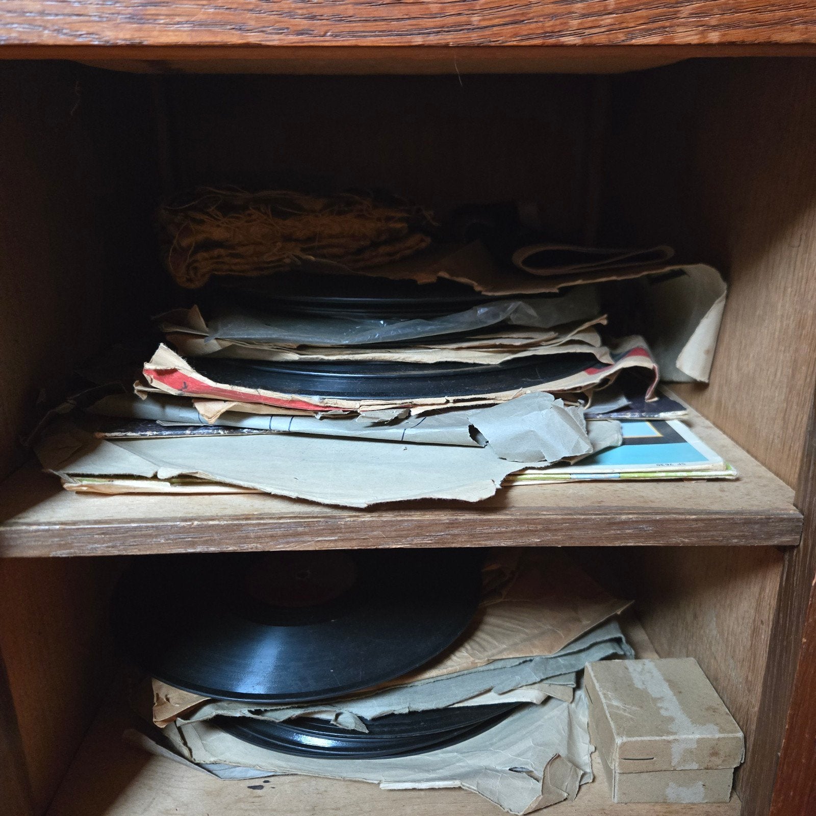 Foto 6 van Antieke platenspeler met handzwengel