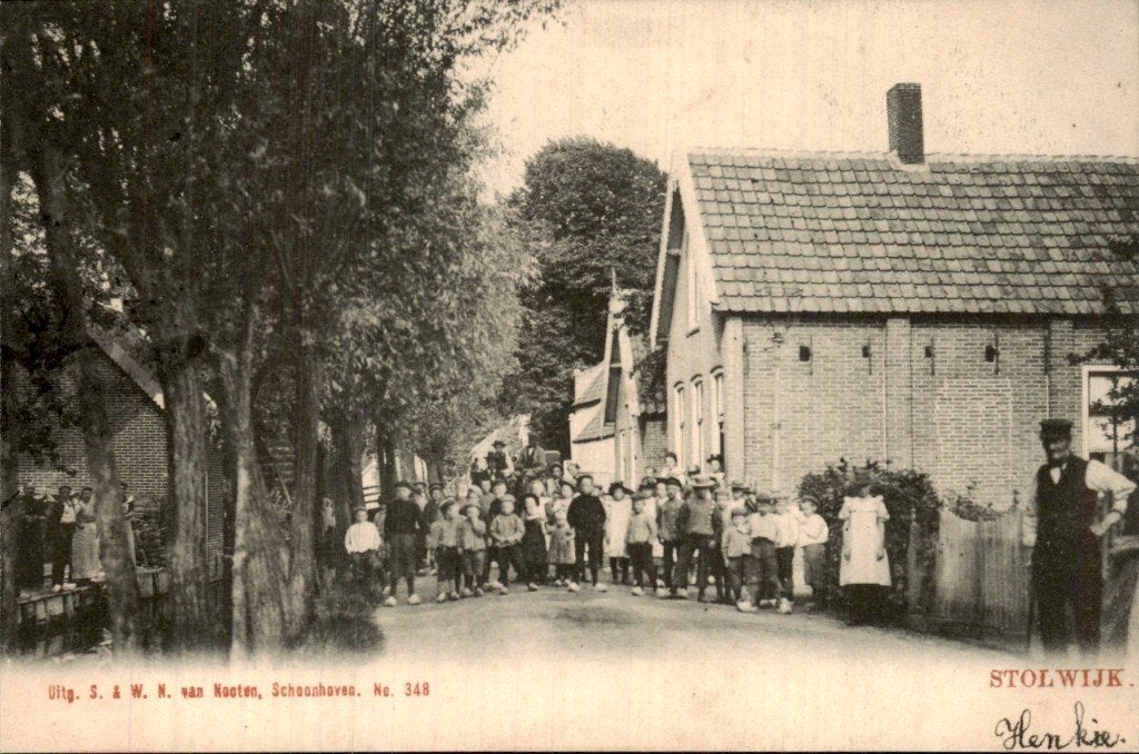 Stolwijk - Straat - Groep kinderen bij huizen, Ophalen of Verzenden, Voor 1920, Gelopen, Zuid-Holland
