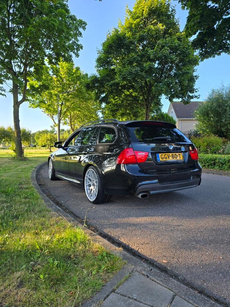 BMW 320i Touring. M Sport, Breedset 19', 1995 cc, 4 cilinders, Zwart, Stationwagon