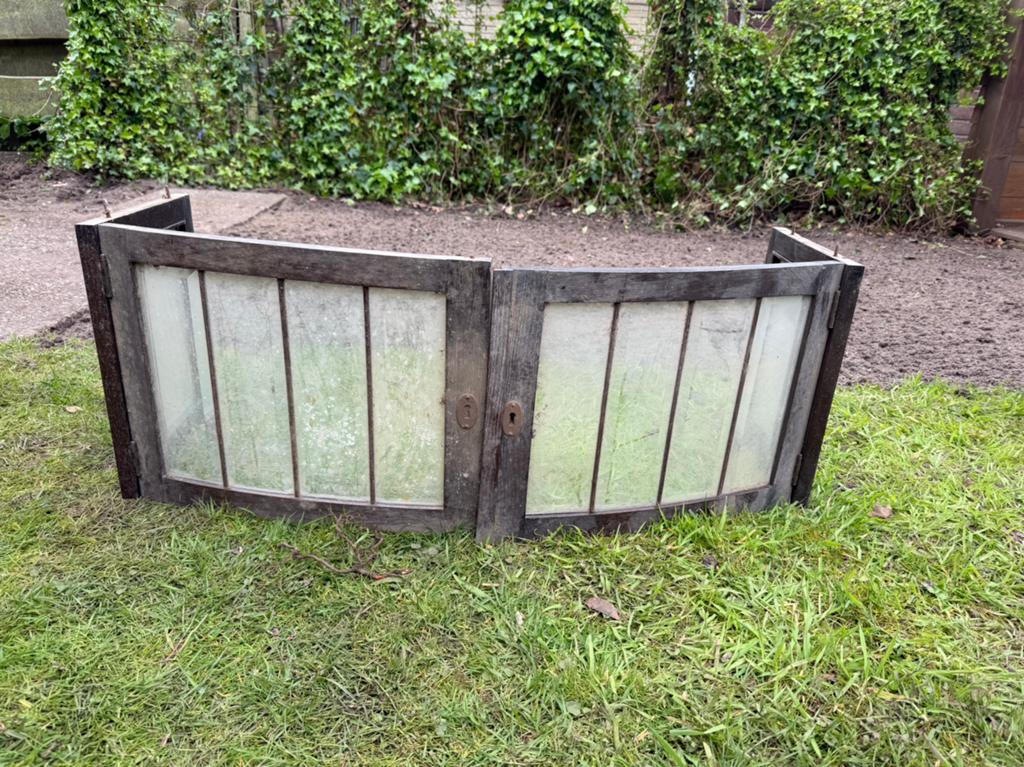 Oude gebogen kastdeurtjes met facetglas, Ophalen