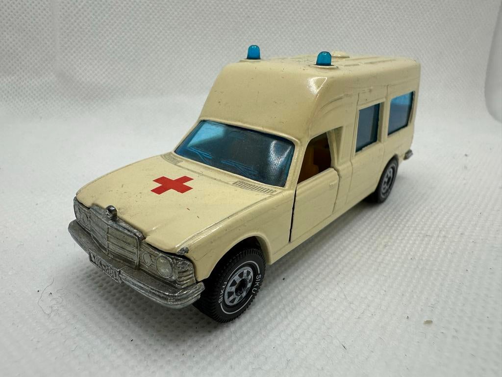 Siku 1618 ambulance met 2 zwaailichten, Ophalen of Verzenden, Gebruikt, Bus of Vrachtwagen