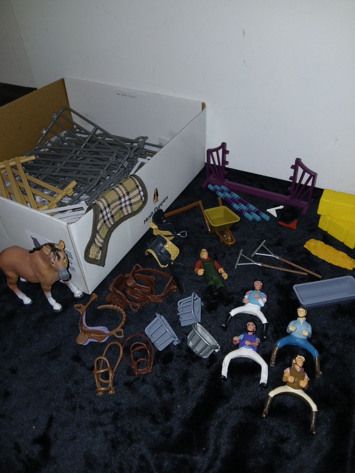 doos aan schleich asscesoires! | hekjes, ruiters, zadels etc, Ophalen