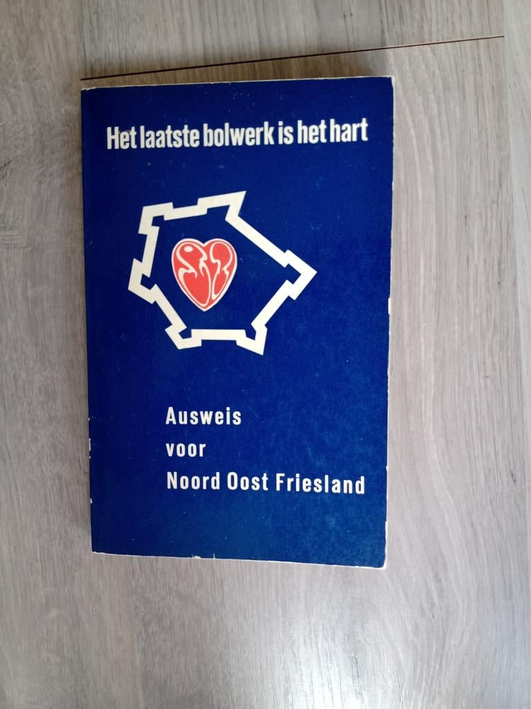 Boek Ausweis voor Noord Oost Friesland, Ophalen of Verzenden, Gelezen