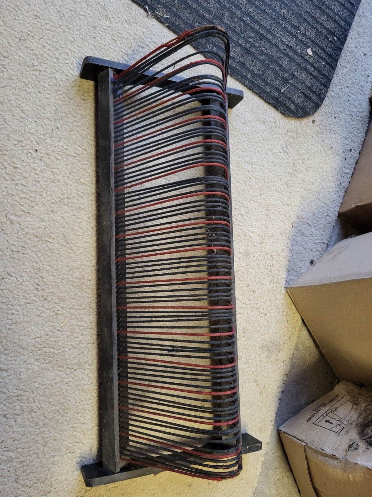 Vintage LP rek / platenrek - zwart met rode accenten, Ophalen of Verzenden, Gebruikt, Metaal, 75 tot 150 discs