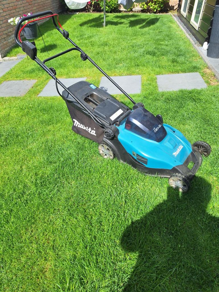 Makita Accu Grasmaaier 2x18V (36V), Ophalen, Cirkelmaaier, Gebruikt, Accu-grasmaaier