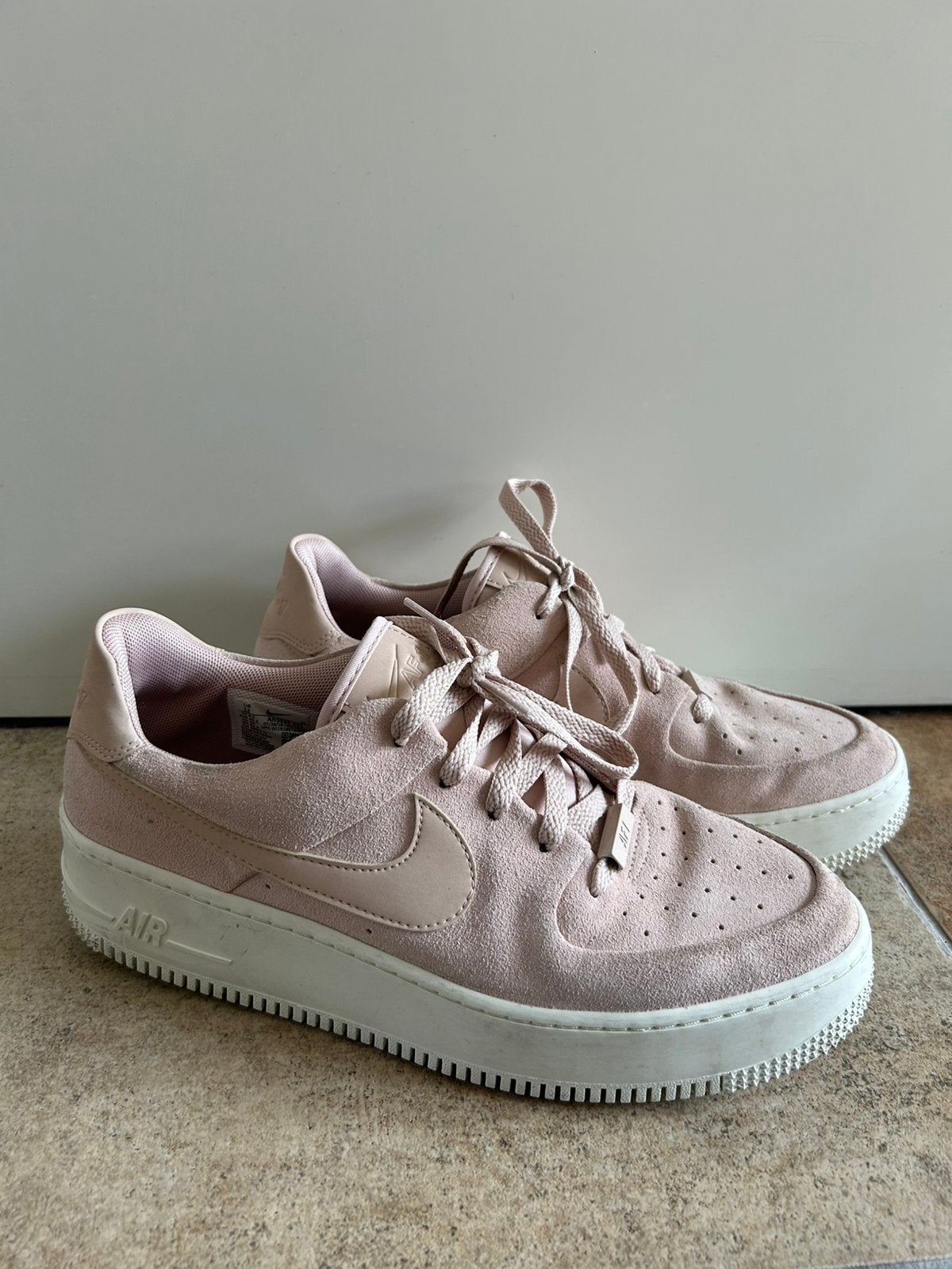 Roze Suède Nike Air Force 1 Sage Low maat 44,5, Kleding | Heren, Overige kleuren, Ophalen of Verzenden, Sneakers of Gympen, Gedragen