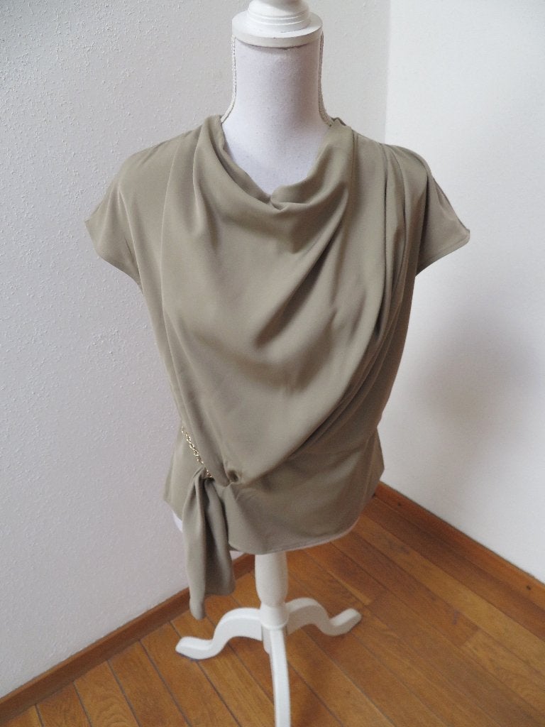 V60 NIKKIE nieuw blouse shirt kaki groen maat 38 = 36, Kleding | Dames, Maat 38/40 (M), Nieuw, Ophalen of Verzenden, Nikkie