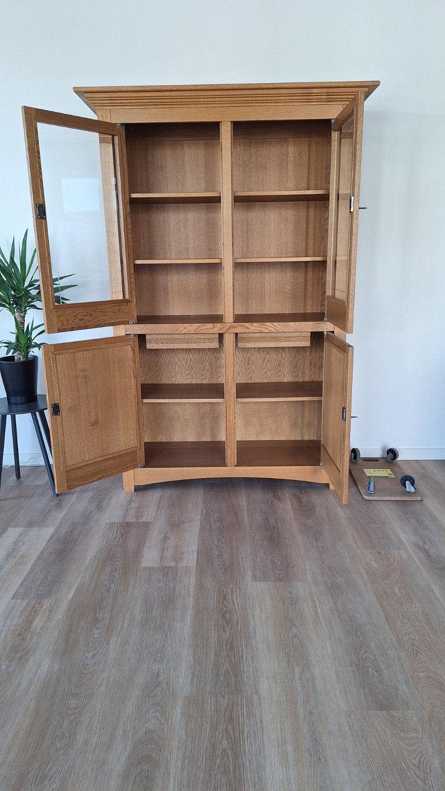 Massief eikenhouten buffetkast met houten en glazen deuren, Ophalen, 100 tot 150 cm, Eikenhout, Met lade(s)
