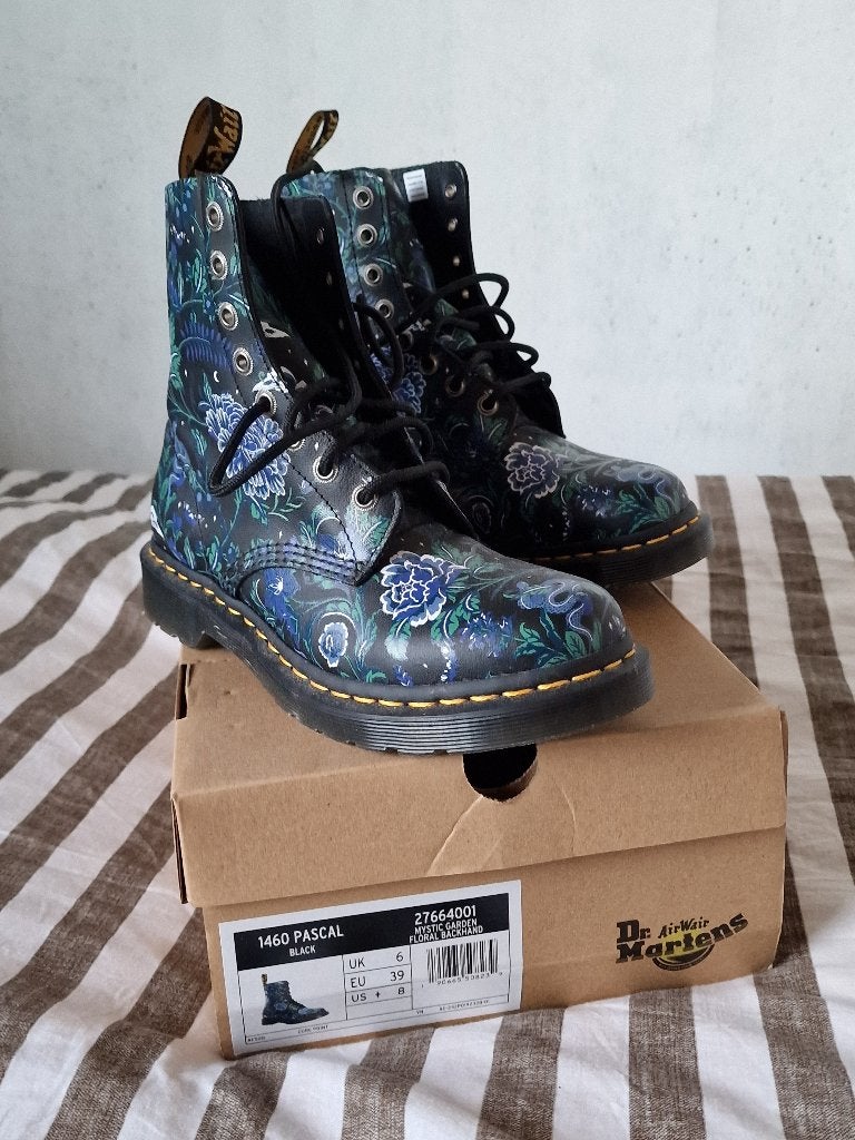 1460 Pascal Mystiek Bloemen Veterlaarzen 39 uk6, Kleding | Dames, Schoenen, Verzenden, Zwart, Lage of Enkellaarzen, Nieuw