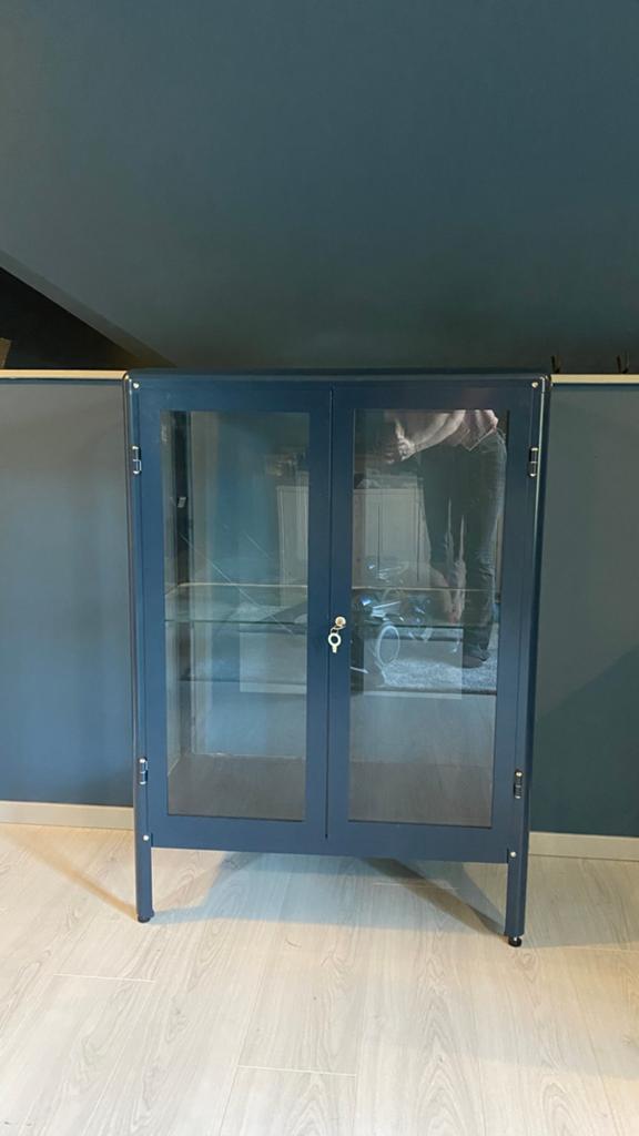 *Ikea vitrinekast Fabrikör zwartblauw*, Ophalen, Gebruikt, 100 tot 150 cm, 50 tot 100 cm