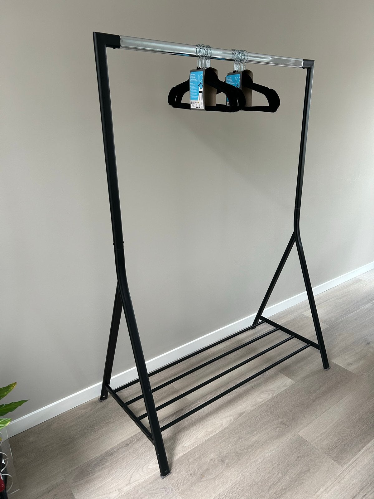 Kledingrek Riso Leenbakker mat zwart + 20 hangers, Ophalen, Zo goed als nieuw
