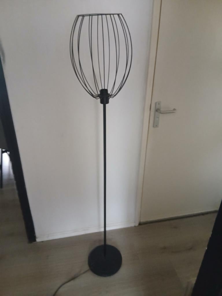 Zwarte draadstalen vloerlamp - Modern design, Gebruikt, Modern, Industrieel, Ophalen of Verzenden, Metaal