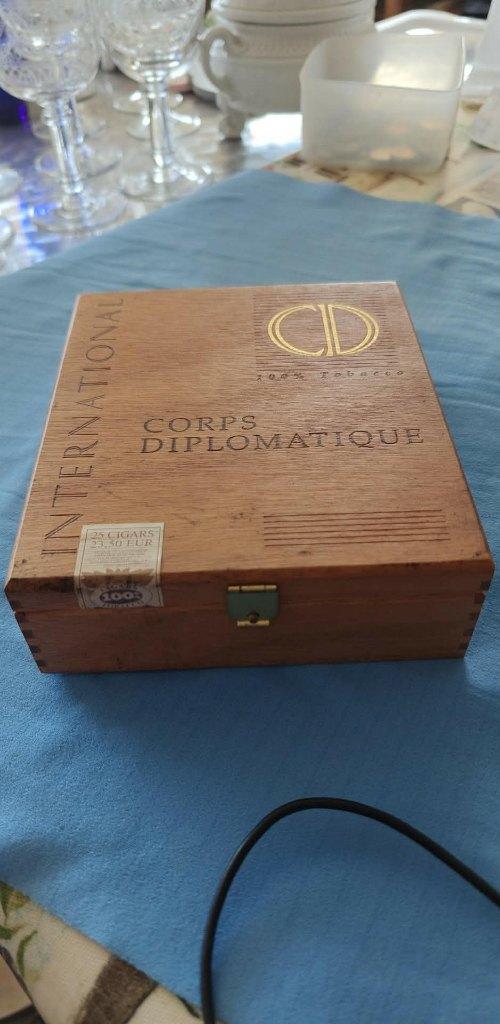 sigarenkistje Corps Diplomlatique International, Ophalen of Verzenden, Zo goed als nieuw, Tabaksdoos of Verpakking