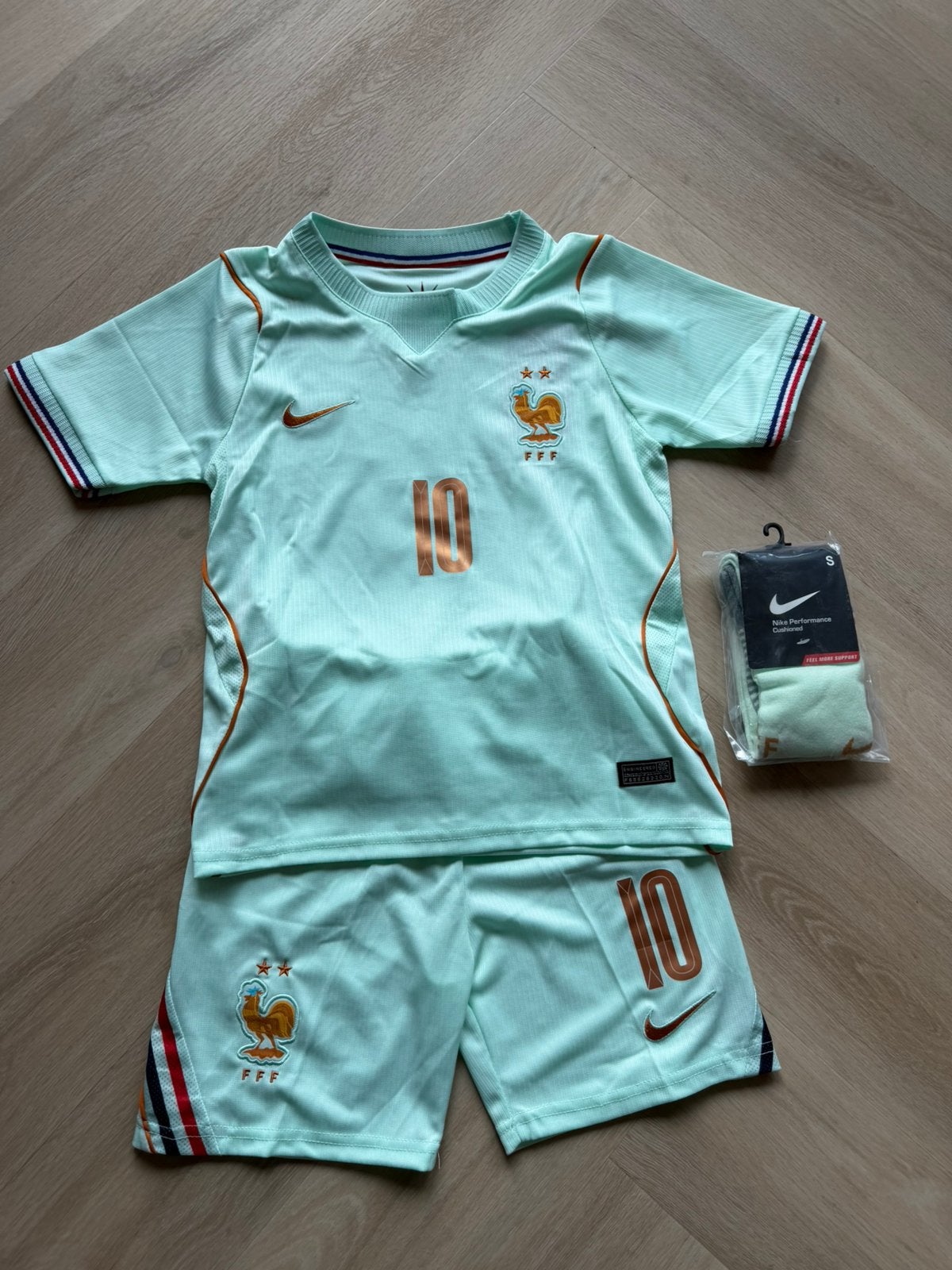 WK 2026 Frankrijk nieuw uit voetbal tenue Kylian Mbappe, Maat XS of kleiner, Ophalen of Verzenden, Zo goed als nieuw, Set
