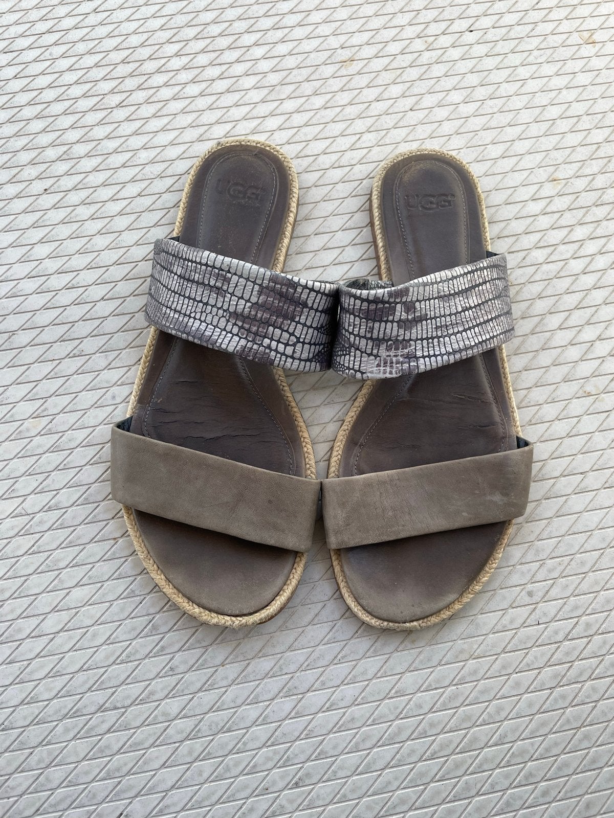 UGG Dames Slippers Maat 37 - Grijs/Zilver, Kleding | Dames, Schoenen, Ophalen, Gedragen, Grijs, Slippers