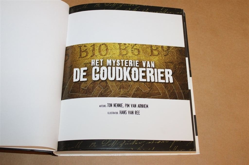 Het Mysterie van de Goudkoerier — Schatzoeken, Gesigneerd, Ophalen of Verzenden, Zo goed als nieuw