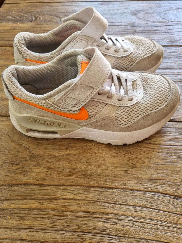 Nike Air Max sneakers maat 31 - wit met oranje, Kinderen en Baby's, Kinderkleding | Schoenen en Sokken, Gebruikt, Ophalen of Verzenden