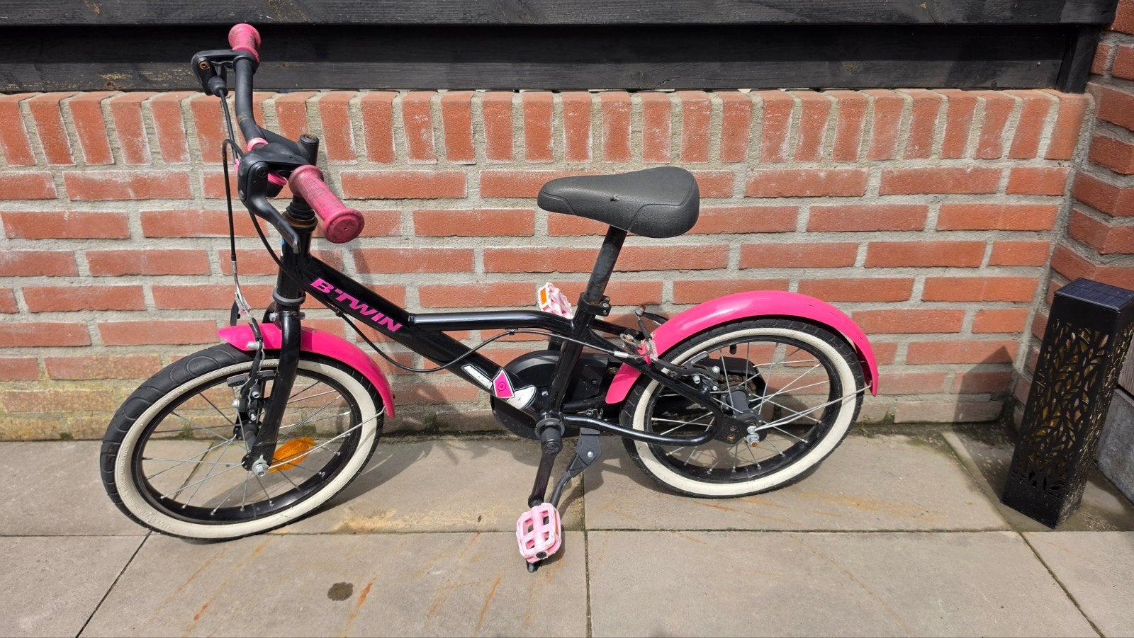 B'Twin kinderfiets 16 inch roze/zwart met zijwieltjes, Zijwieltjes, Velgrem, Ophalen of Verzenden, B'Twin