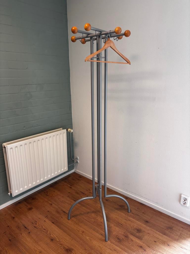Moderne staande kapstok met houten bollen, Ophalen, Zo goed als nieuw, Metaal, Staande kapstok