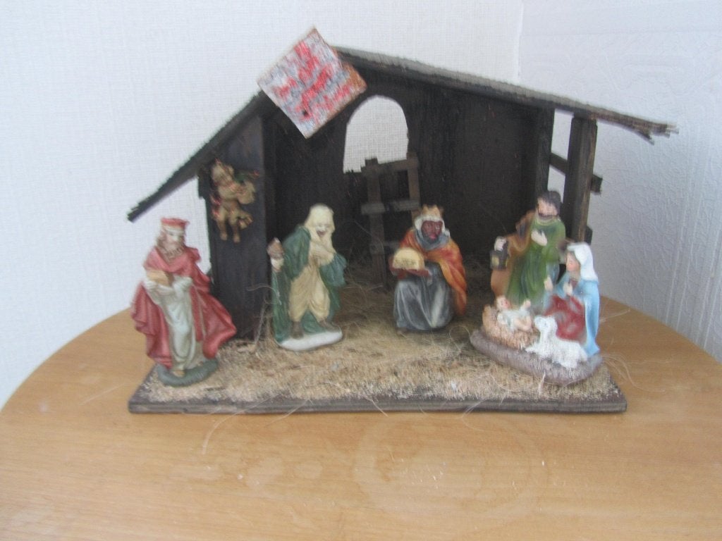 Kerststal, 22x32 cm en 23 cm hg, 4 beeldjes, Diversen, Kerst, Ophalen of Verzenden, Zo goed als nieuw
