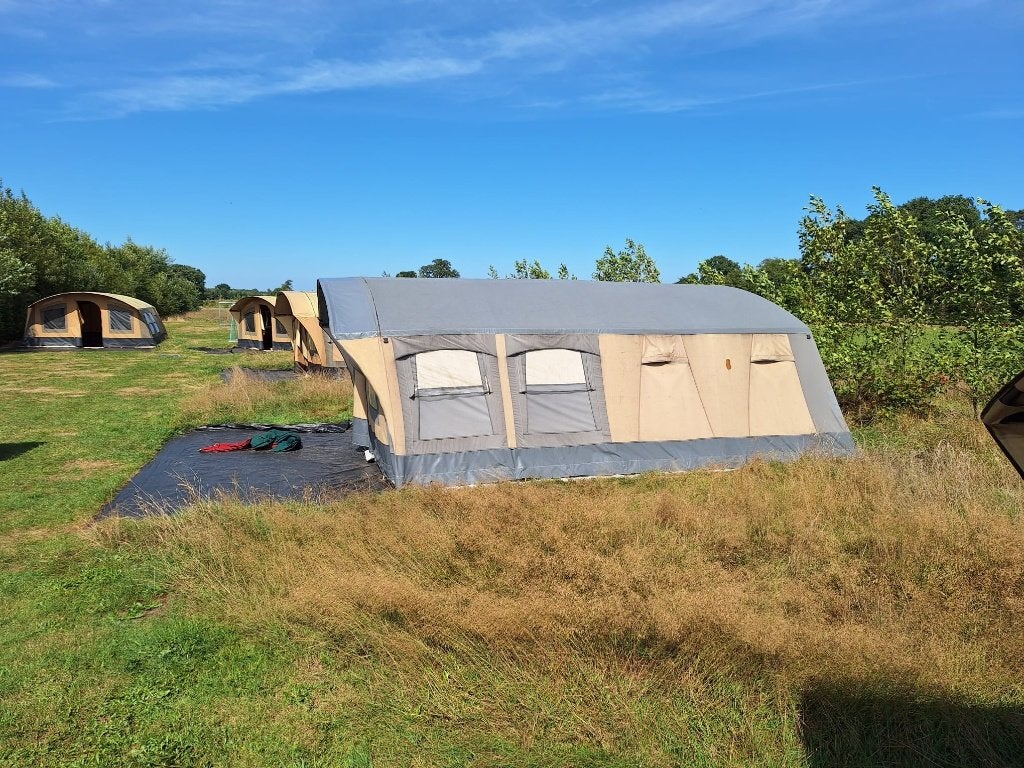 3 ruime tunneltenten 6 persoons incl. keukenblok en bedden, Caravans en Kamperen, Ophalen, Gebruikt, Tot en met 6