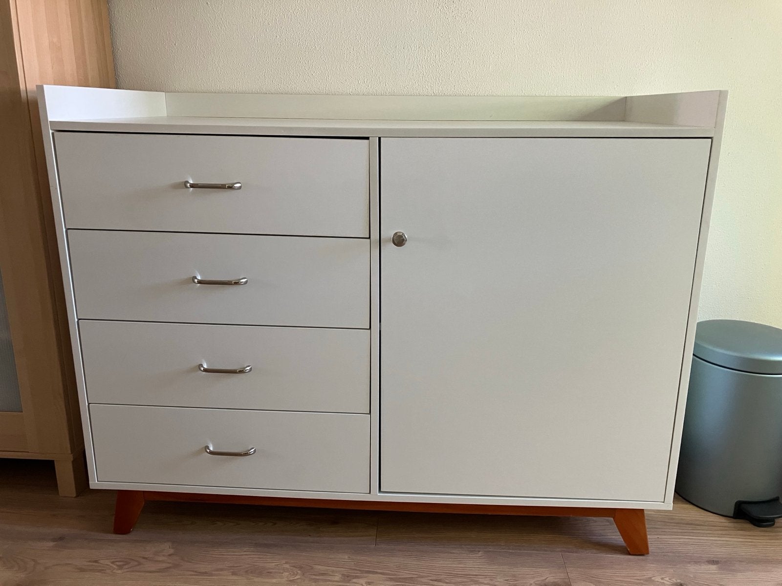 Cabino Betsy Commode - Wit met Houten Poten, Ophalen, Gebruikt, 50 tot 70 cm, 75 tot 100 cm