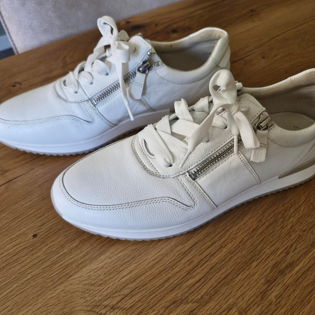 2 paar schoenen, maat 41. Gabor en skechers., Kleding | Dames, Schoenen, Beige, Ophalen of Verzenden, Gabor en skechers, Sneakers of Gympen