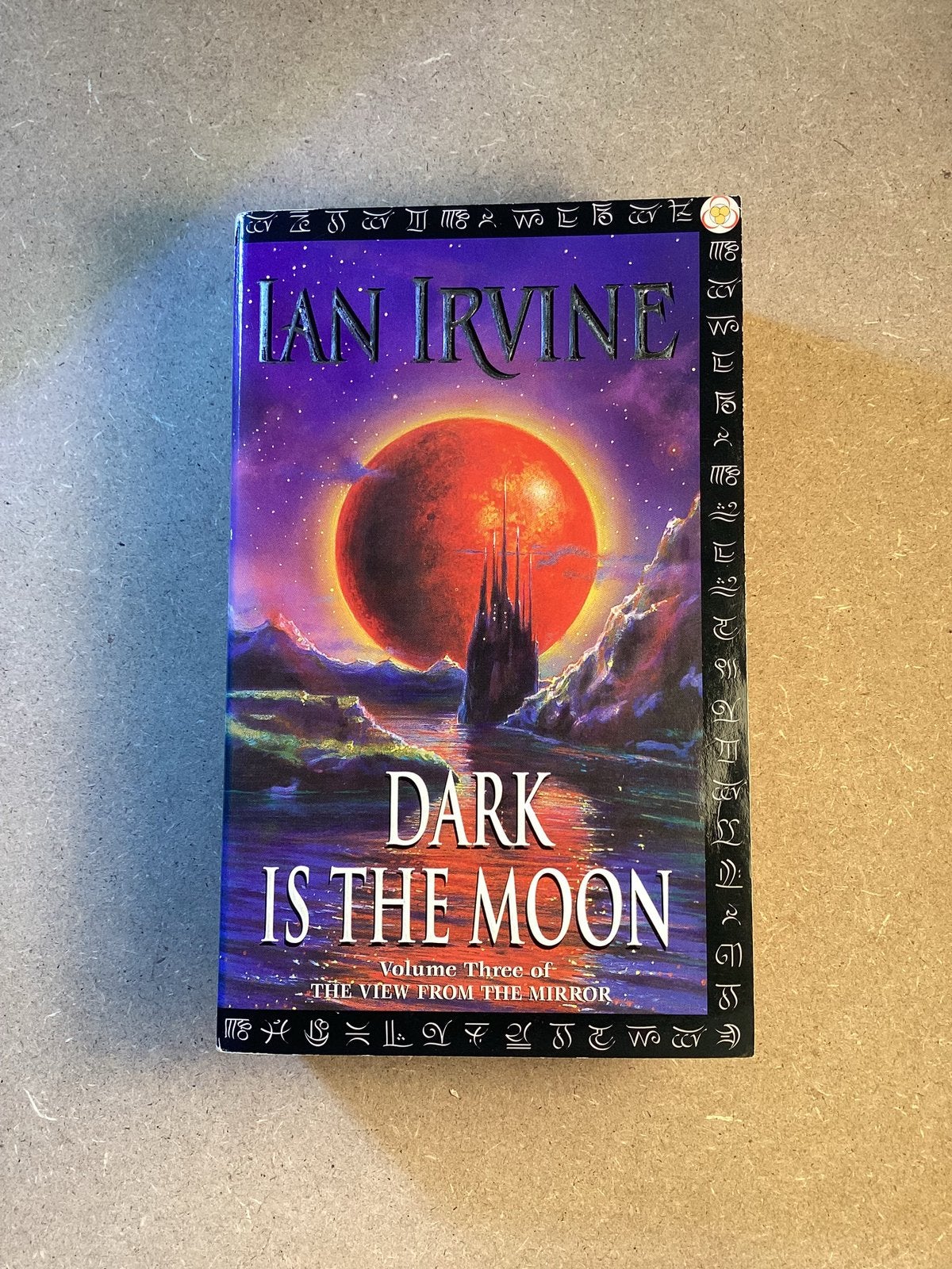 Ian Irvine – Dark is the Moon, Ophalen of Verzenden, Gelezen