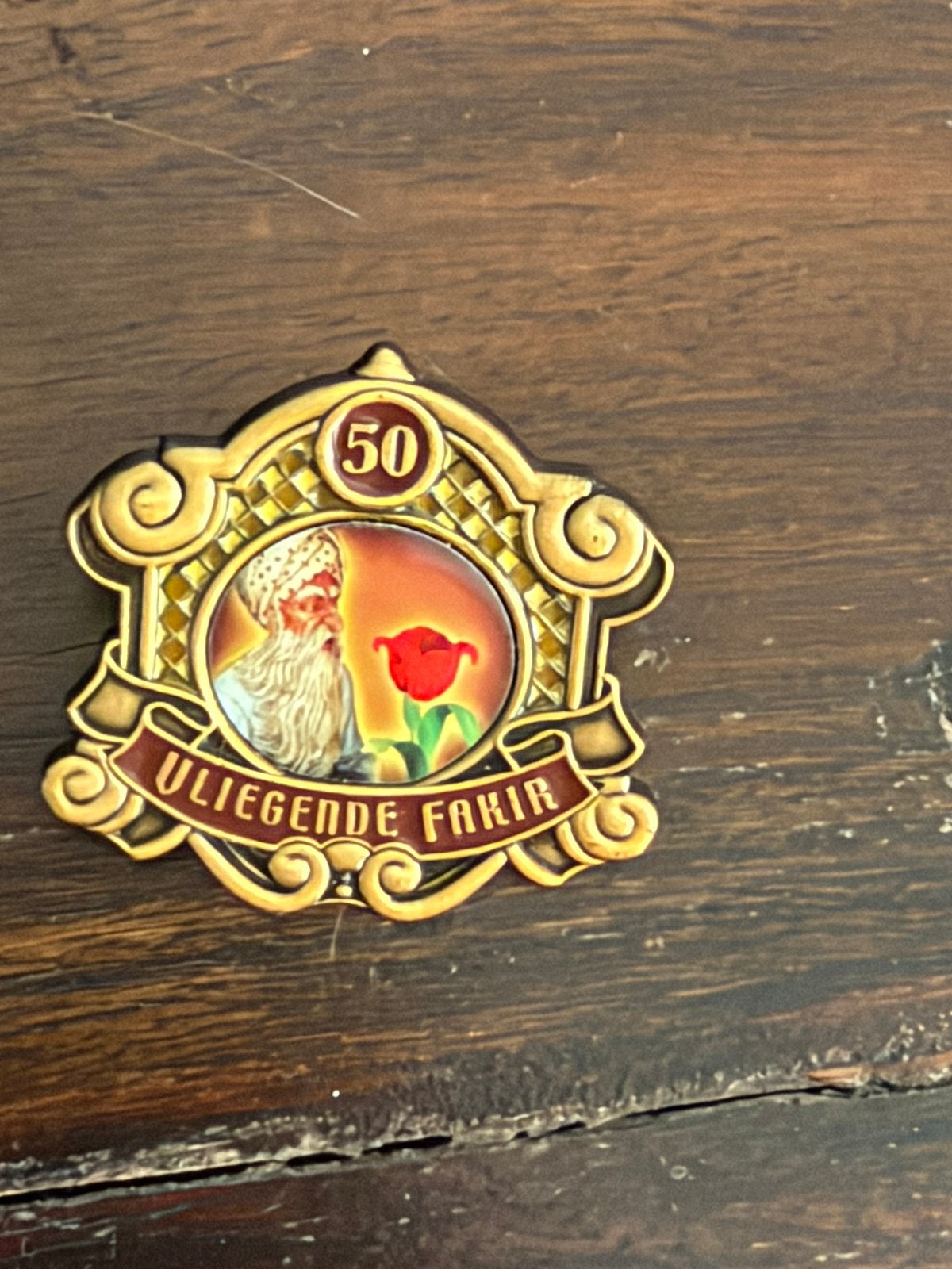 Efteling jubileum pin 50 jaar Vliegende Fakir, Verzamelen, Ophalen of Verzenden, Zo goed als nieuw, Button of Speldje