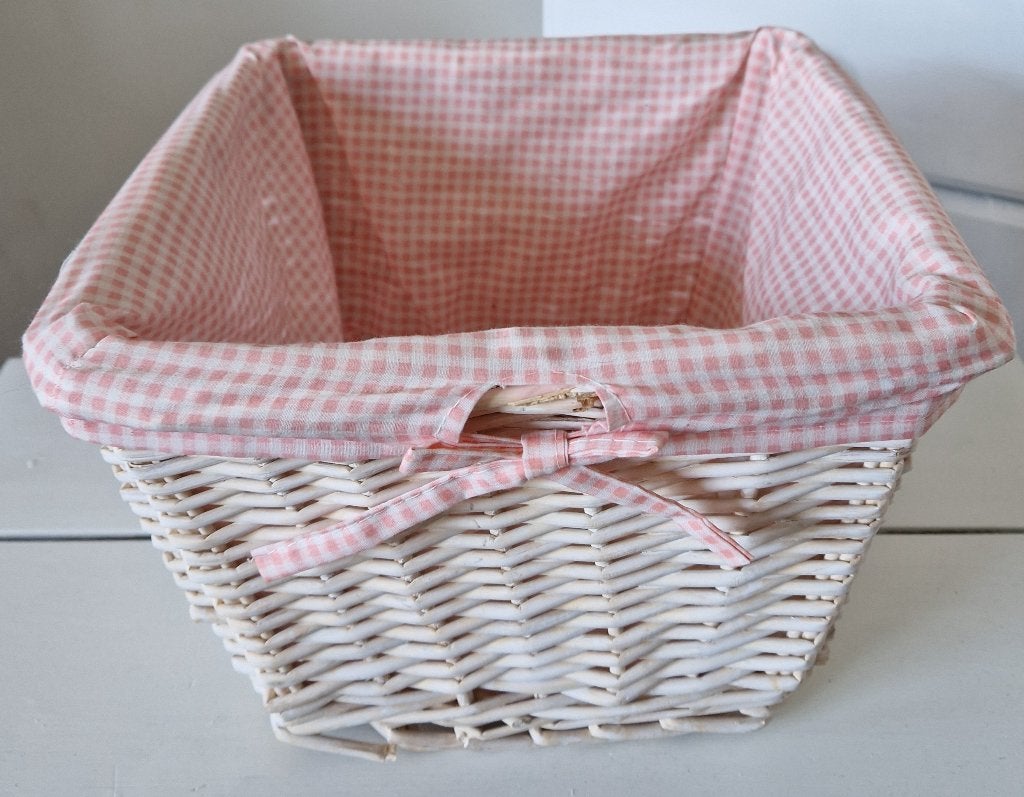 Witte rieten mand met roze/wit bekleding  .a, Ophalen, Mand, Vierkant, Nieuw