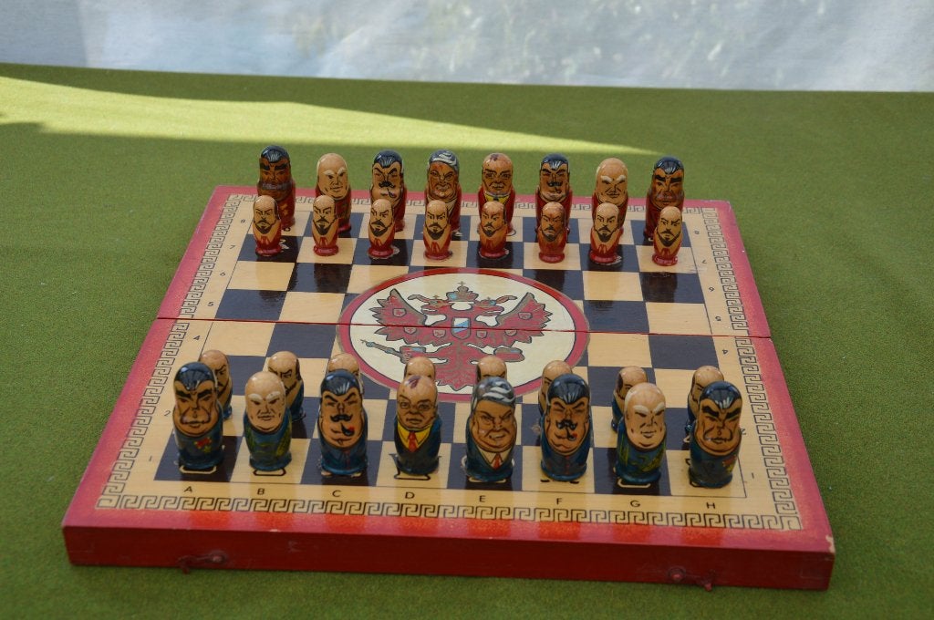 Vintage houten schaakspel met gewezen Russische leiders, Een of twee spelers, Ophalen of Verzenden, Gebruikt