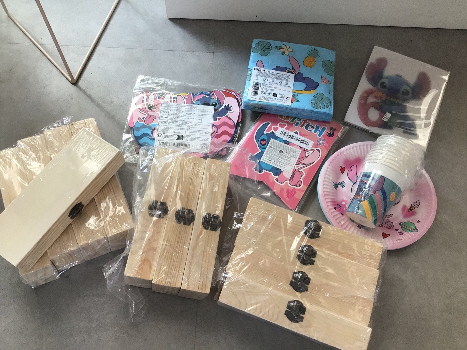 Stitch pakket en pennendoosjes, Hobby en Vrije tijd, Feestartikelen, Ophalen, Zo goed als nieuw, Versiering, Verjaardag