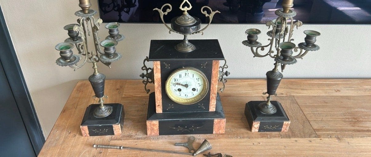 Antieke pendule met kandelaars - Marmer en brons, Ophalen of Verzenden
