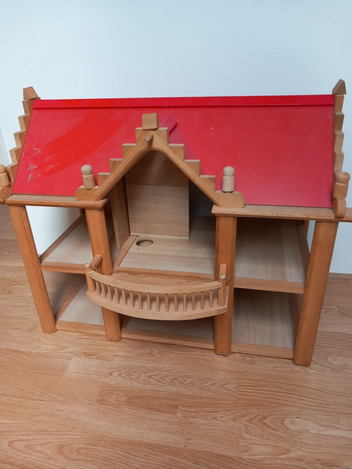 Houten poppenhuis met meubels en poppen, Ophalen, Gebruikt, Overige typen