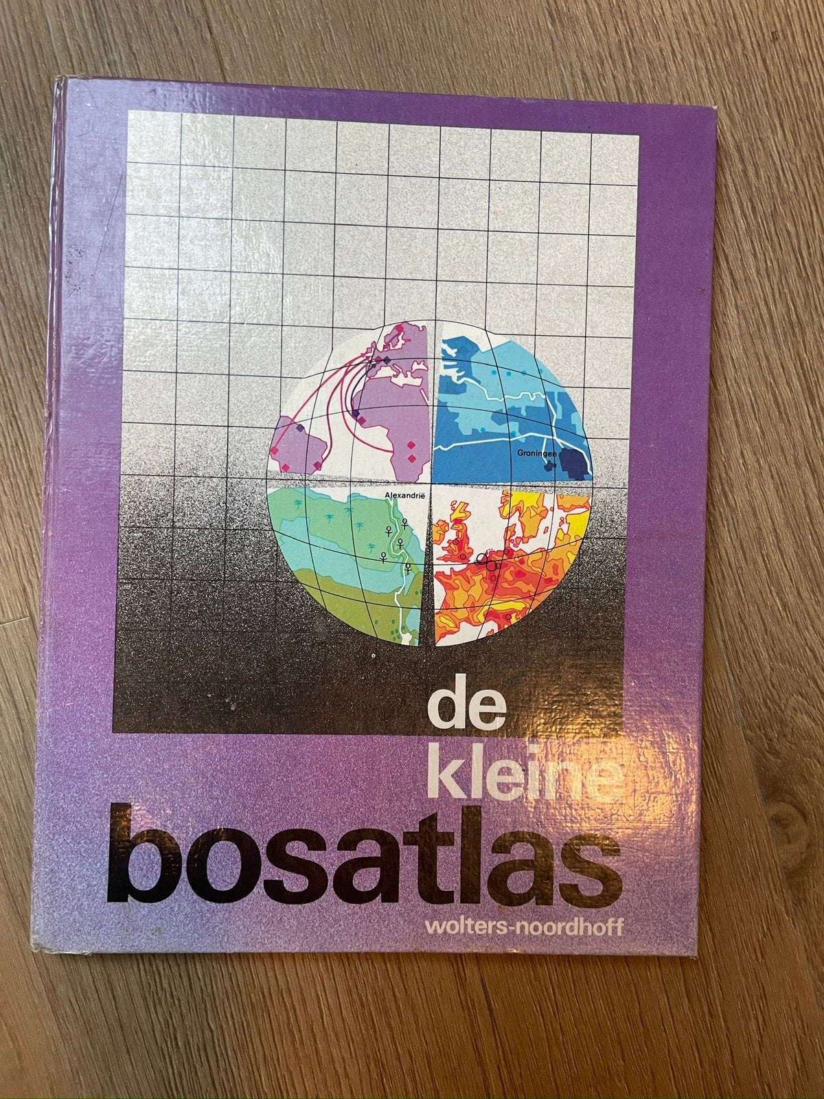 De kleine bosatlas 1978 56e druk, Boeken, Atlassen en Landkaarten, Gelezen, Bosatlas, Ophalen of Verzenden, 1800 tot 2000