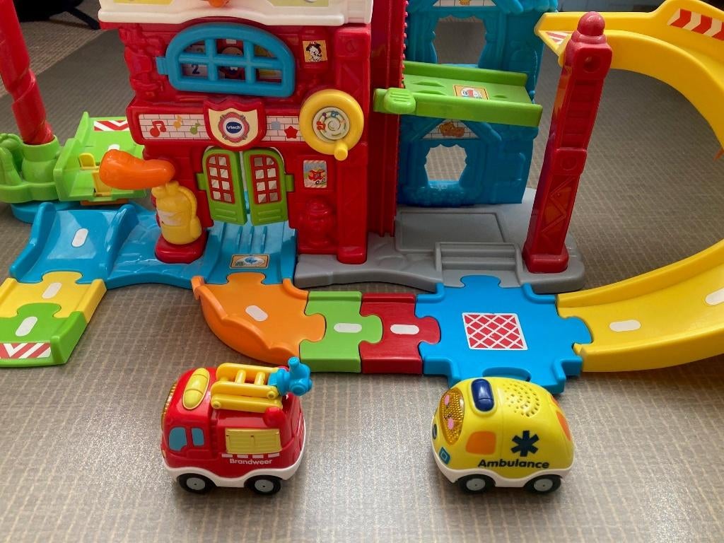 Vtech toet toet brandweer kazerne, wegdelen en extra auto's, Ophalen of Verzenden, Gebruikt, 2 tot 4 jaar
