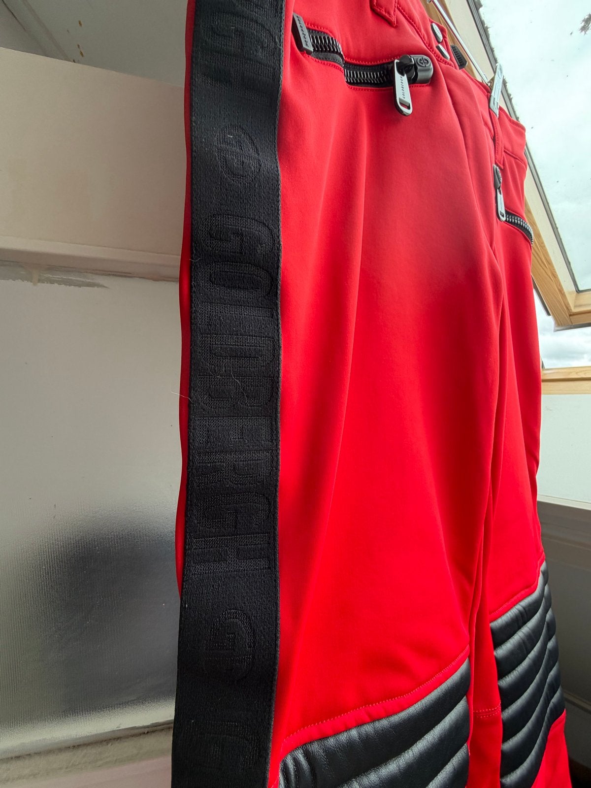 Goldbergh skibroek rood met zwart, maat 42, Ophalen, Zo goed als nieuw, Maat 42/44 (L), Broek
