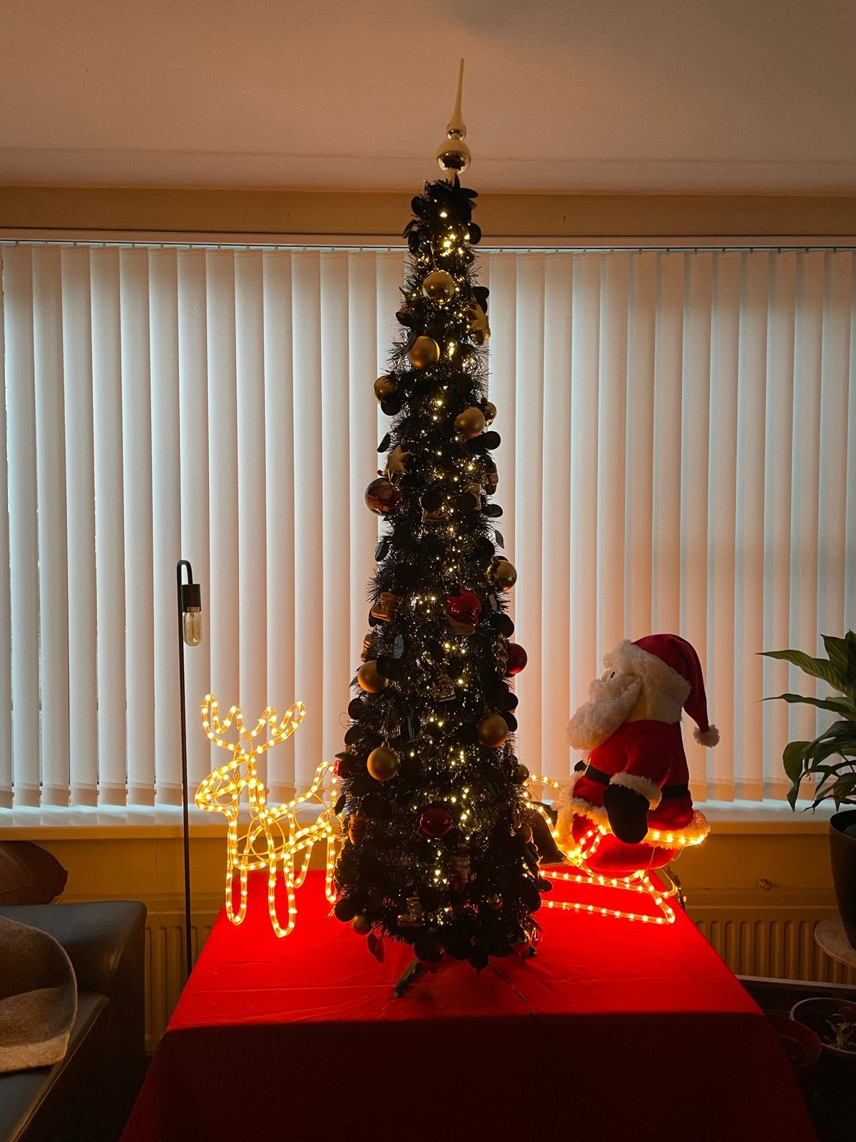 Zwarte kunstkerstboom met lampjes en ballen, Diversen, Kerst, Ophalen, Gebruikt