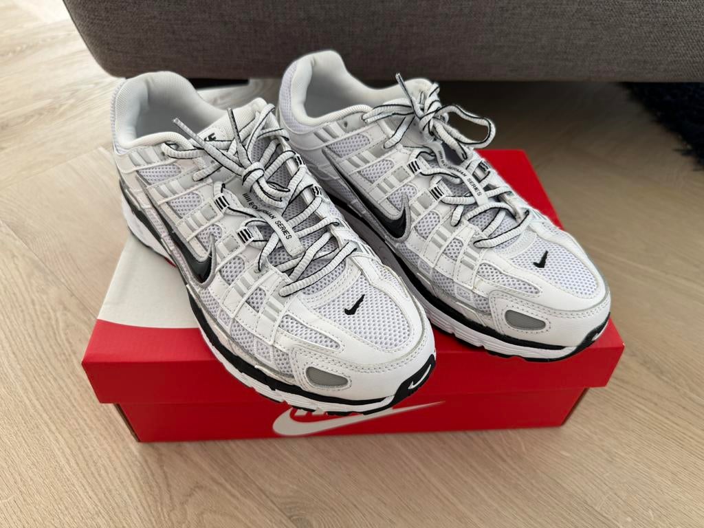 Nike P-6000 Sneakers - Maat 42.5 CD6404-107, Kleding | Heren, Verzenden, Gedragen, Wit, Sneakers of Gympen