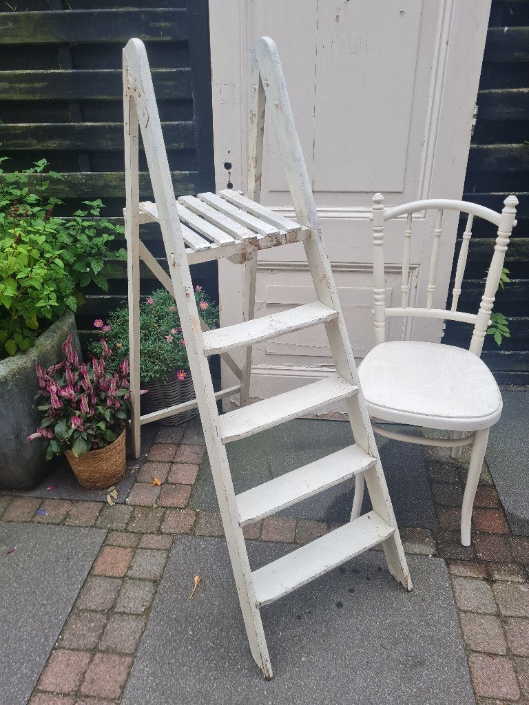 Zeer oud vol houten trapje foto 1 t/m 5