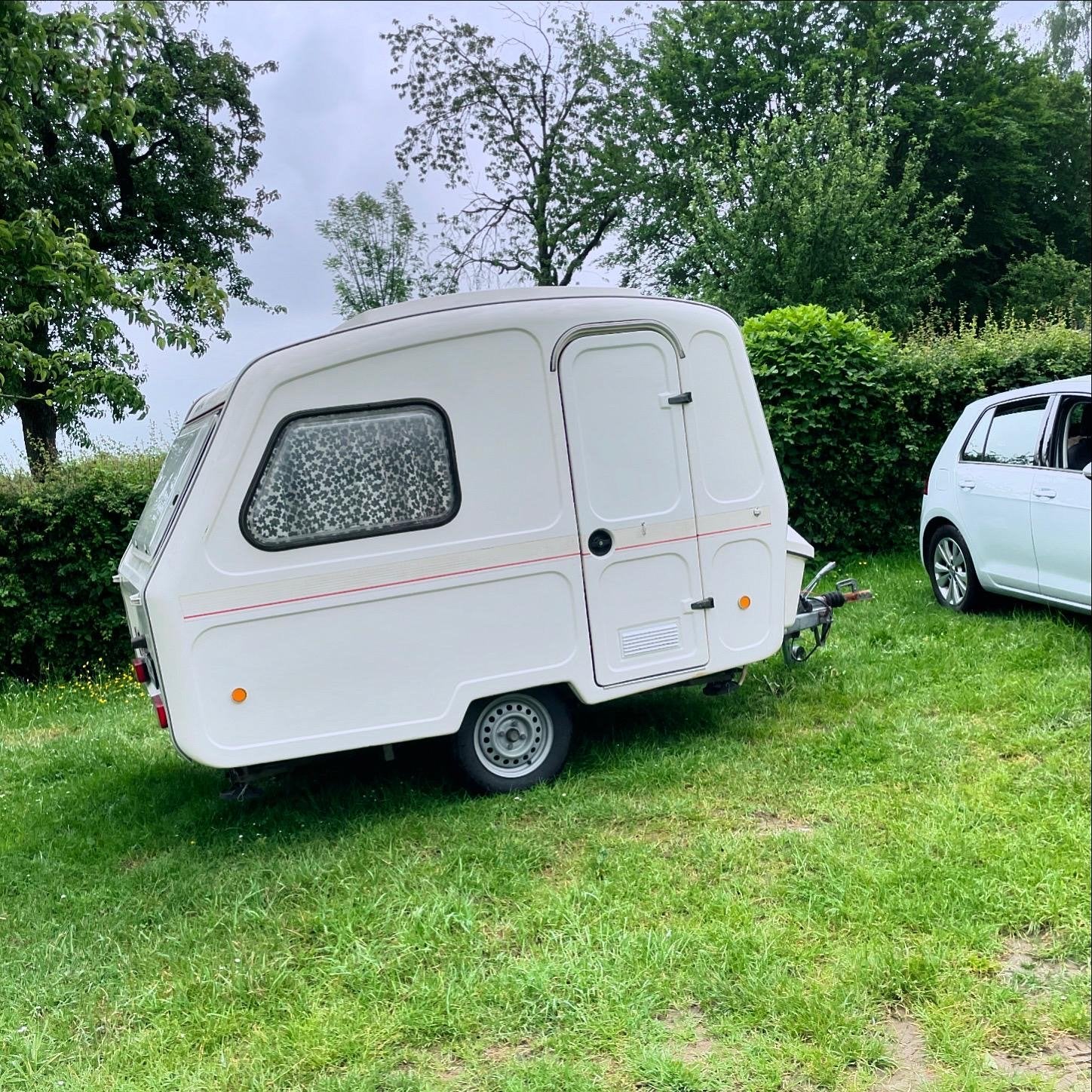 Compacte Predom caravan uit 1991, Koelkast, Tot en met 3, Dwarsbed, Predom