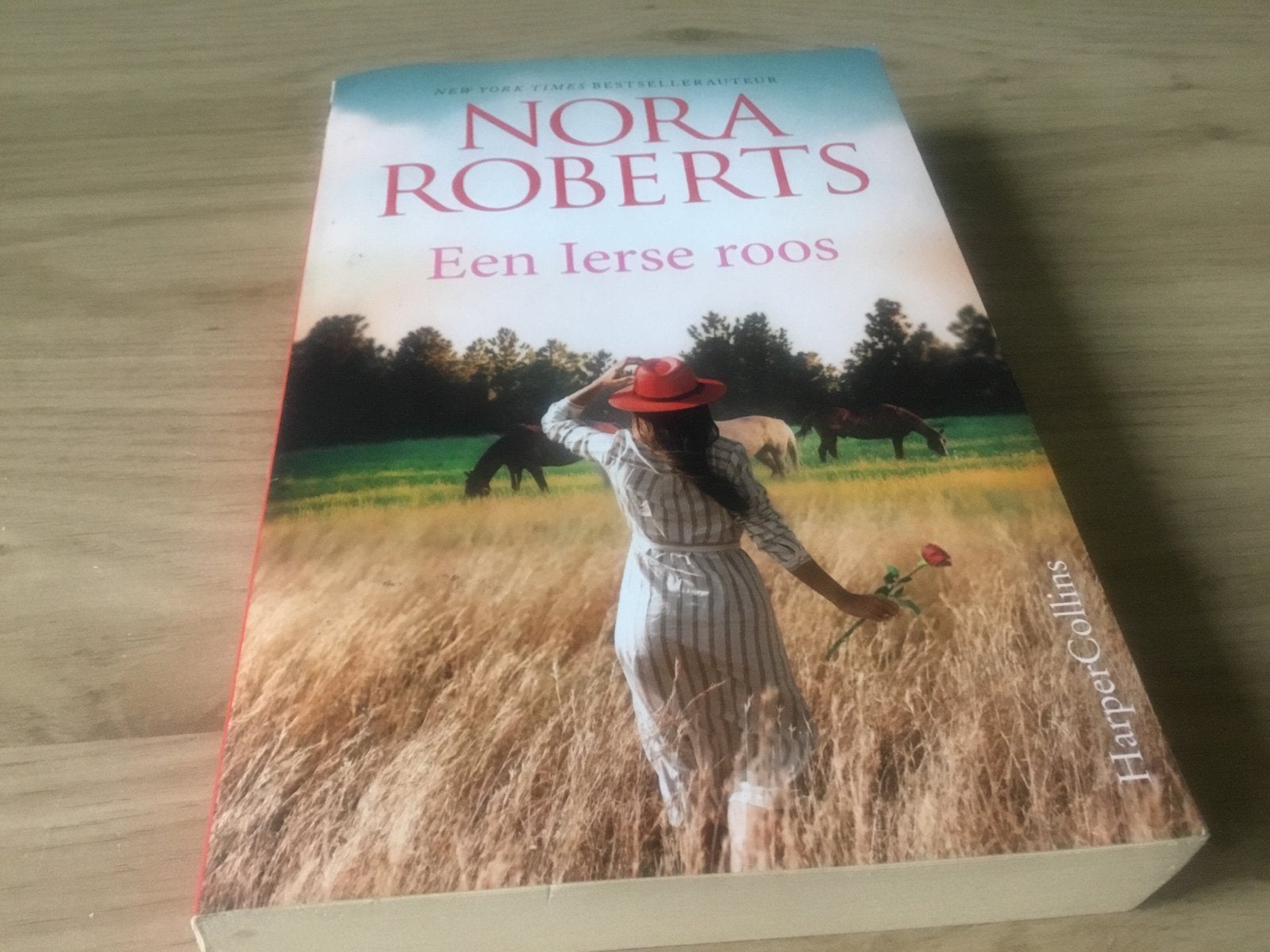 Nora Roberts - Een Ierse Roos (HarperCollins), Ophalen of Verzenden, Gelezen, Nederland