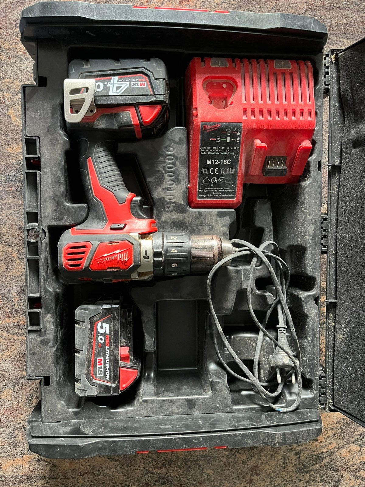Milwaukee Boormachine M18 met 2 accu's, oplader en koffer, Ophalen of Verzenden, Zo goed als nieuw, Boormachine