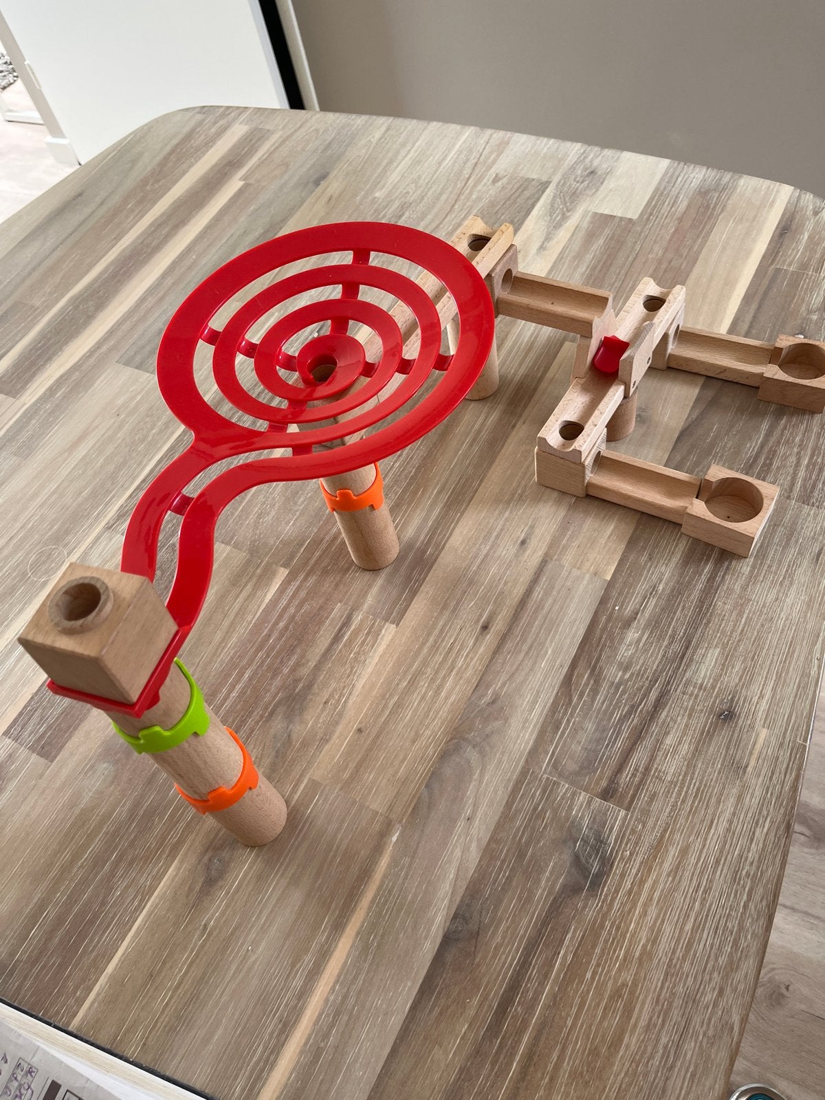 Houten knikkerbaan met rode spiraal - Zo goed als nieuw, Kinderen en Baby's, Speelgoed | Houten speelgoed, Ophalen of Verzenden