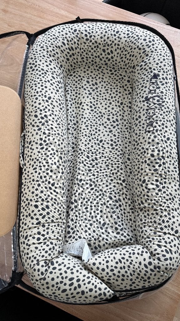 DockATot Deluxe+ Babynestje / Painted Spots / Z.G.A.N., Ophalen of Verzenden, Zo goed als nieuw, Reisbedje