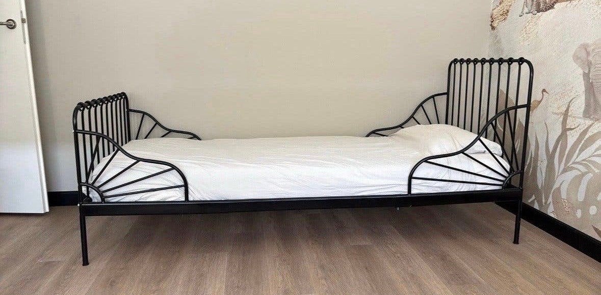 IKEA Minnen meegroeibed zwart met lattenbodem, Huis en Inrichting, Slaapkamer | Bedden, Ophalen, Verstelbaar, Eenpersoons, Zwart