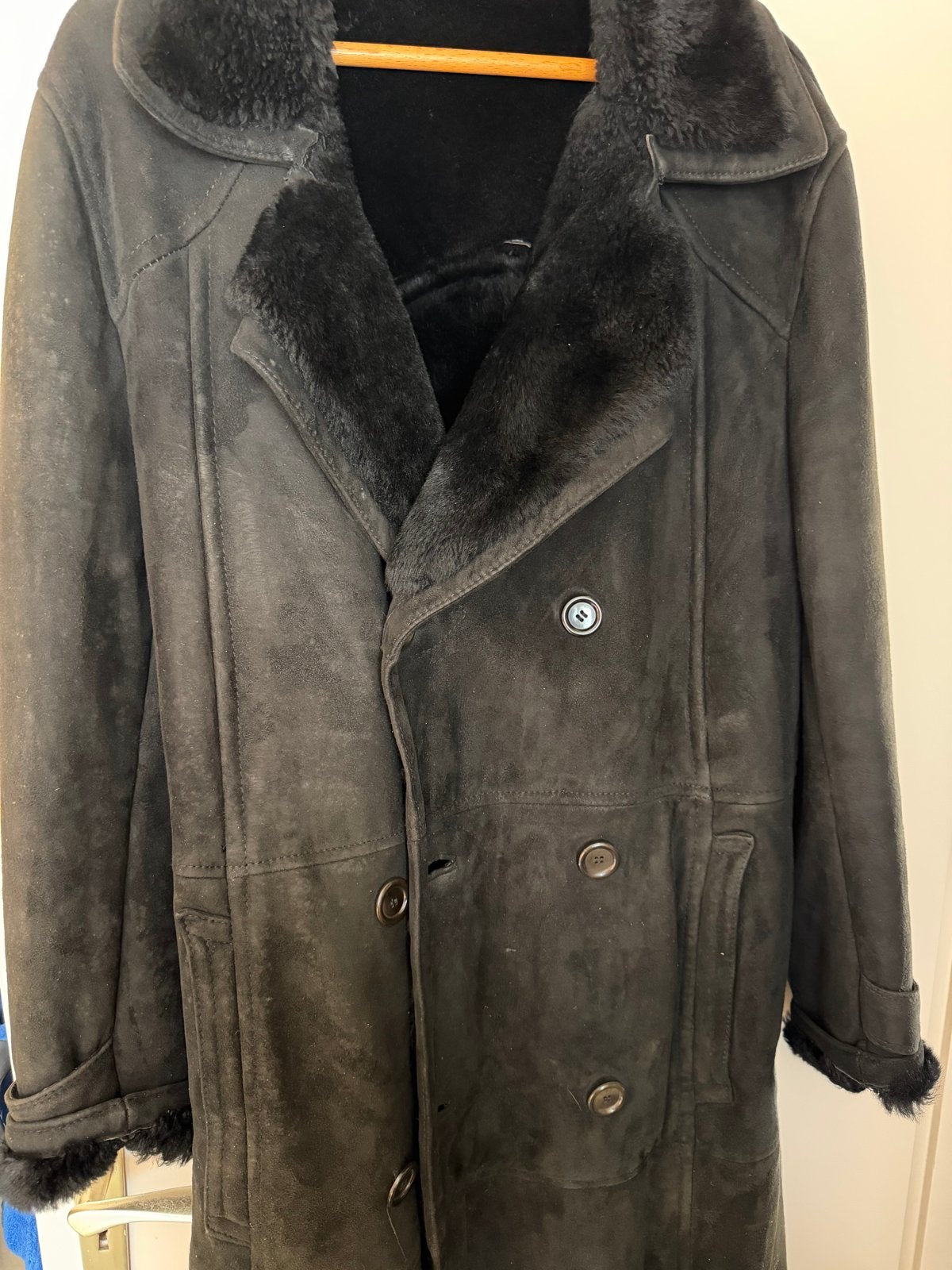 Lange zwarte lammy coat met bontkraag, Ophalen, Gedragen, Maat 46 (S) of kleiner, Zwart