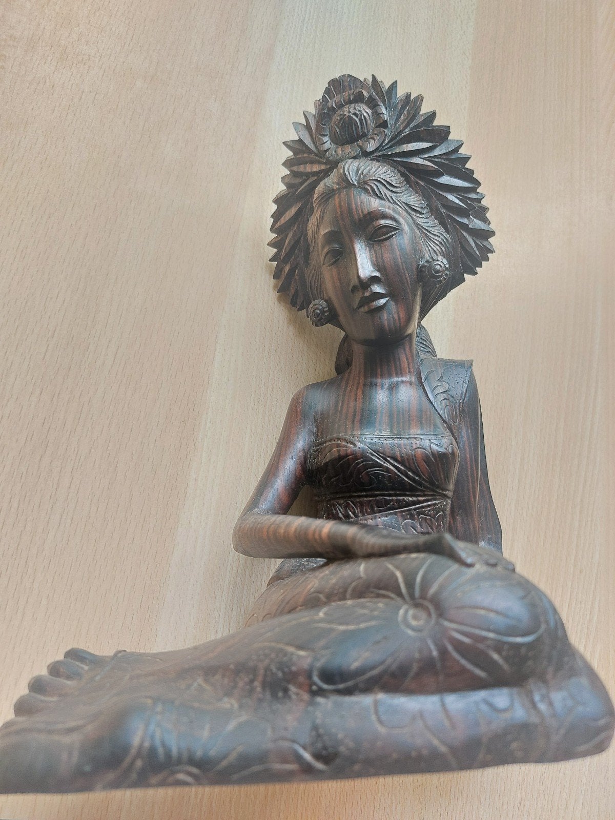 Handgesneden Balinese Vrouw Beeld - Donker Hout, Ophalen of Verzenden, Handgemaakt, 20 - 50 cm, Beeld