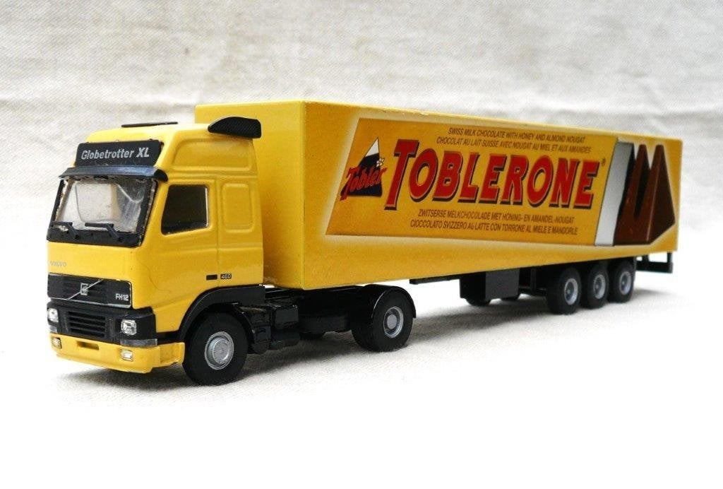 Lion Volvo fh + mega trailer drie asser toblerone chocolade, Ophalen of Verzenden, Gebruikt, Bus of Vrachtwagen, Lion Toys