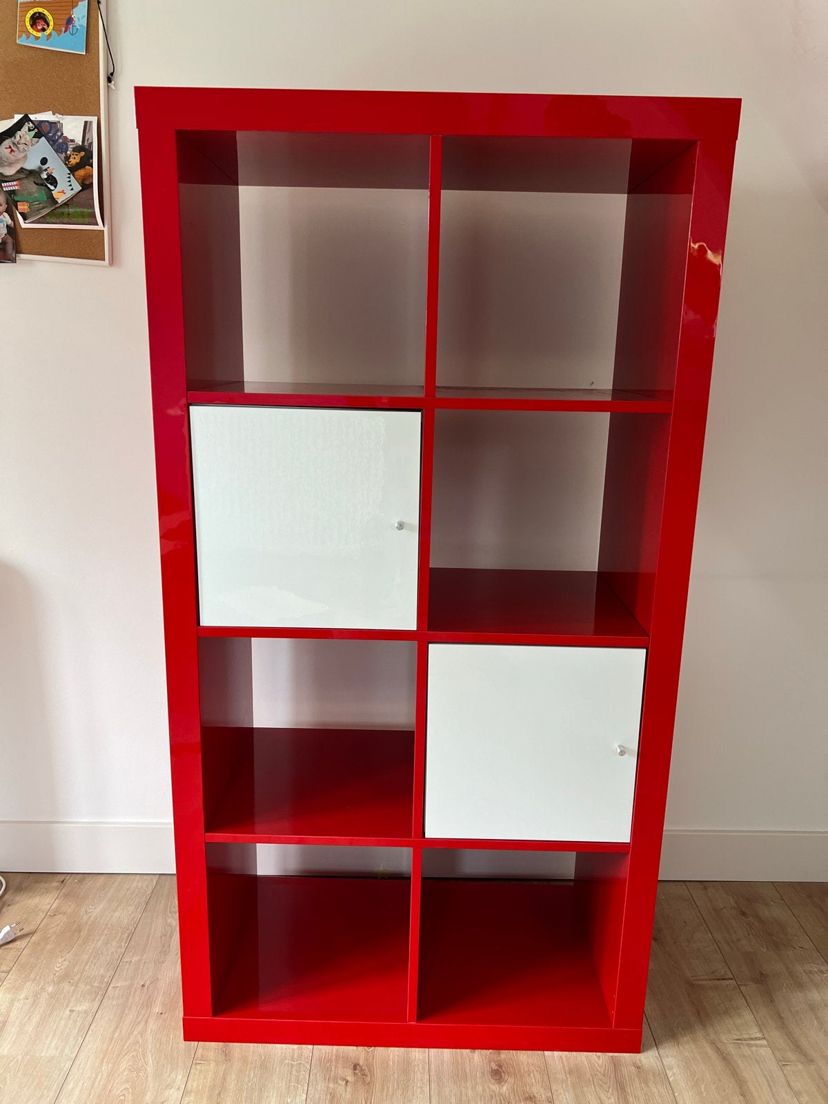 Rood IKEA Kallax Kast met 8 vakken en deurtjes, Ophalen, Zo goed als nieuw
